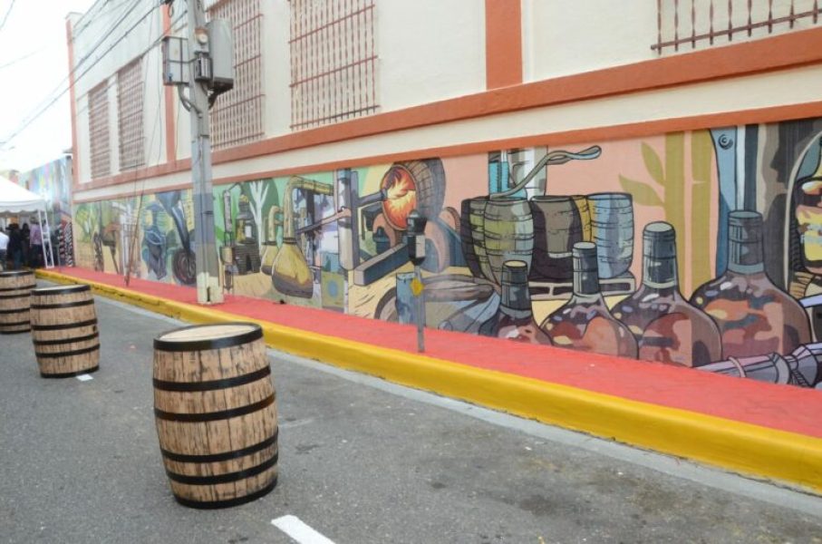 Bello-mural-con-la-hsitoria-del-ron-donde-se-dio-apertura-la-evento-cultural-2-768x508