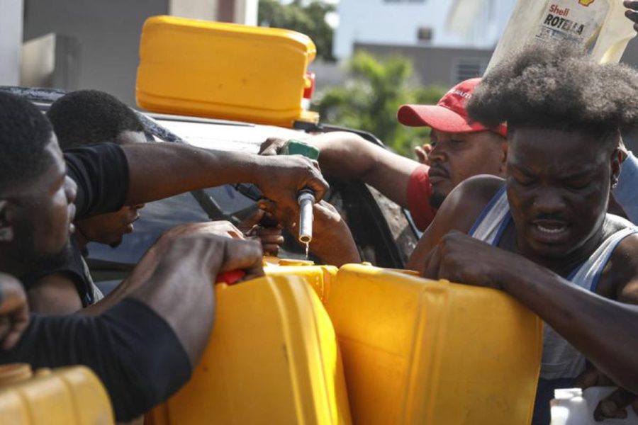 Los haitianos acuden en masa a las estaciones de combustibles. Foto: El Comercio