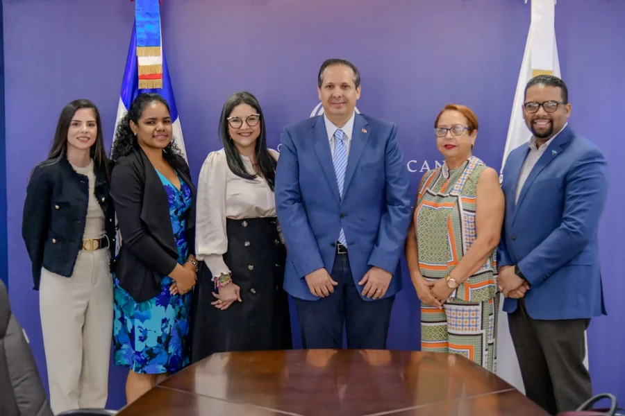 Foto-1-Desde-la-izquierda-Priscilla-Sanz-asistente-del-ministro-de-Salud-Publica_-Yocastia-de-Jesus-directora-interina-del-DAMAC_-Teresa-Martez-scaled.jpg