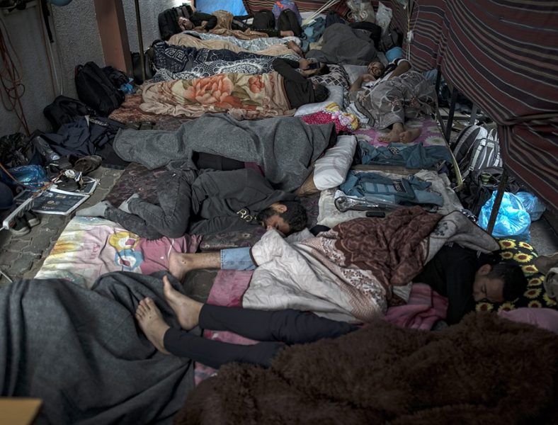 Khan Yunis (-), 14/11/2023.- Displaced Palestinians sleep on the hospital floor at Nasser Hospital, in Khan Yunis, southern Gaza Strip, 14 November 2023. More than 11,100 Palestinians and at least 1,200 Israelis have been killed, according to the Israel Defense Forces (IDF) and the Palestinian health authority, since Hamas militants launched an attack against Israel from the Gaza Strip on 07 October, and the Israeli operations in Gaza and the West Bank which followed it. Israel's military operations in Gaza have led to the destruction or damage of 45 percent of all housing units in the Gaza Strip, leaving 1.5 million people displaced, the United Nations said. EFE/EPA/HAITHAM IMAD