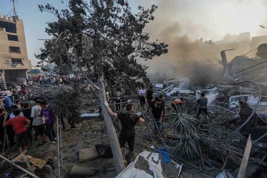 Gaza (---), 25/10/2023.- Palestinians inspect the rubble as smoke rises at a destroyed area following Israeli air strikes in Gaza City, 25 October 2023 (issued 26 october 2023). More than 6,500 Palestinians and over 1,300 Israelis have been killed, according to the Israel Defense Forces (IDF) and the Palestinian health authority, since Hamas militants launched an attack against Israel from the Gaza Strip on 07 October, and the Israeli operations in Gaza and the West Bank that followed it. EFE/EPA/MOHAMMED SABER