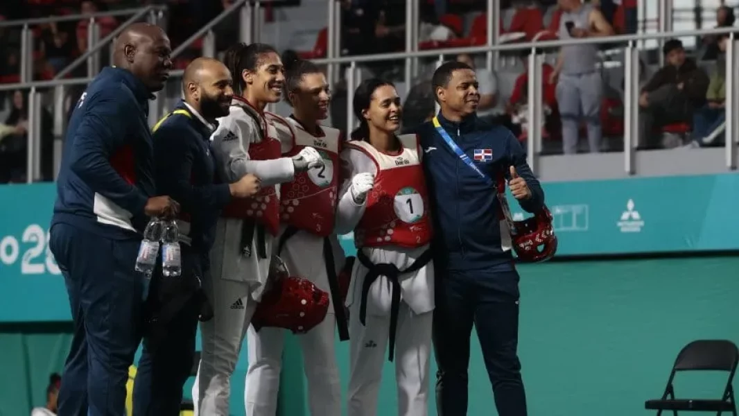 republica-dominicana-gana-su-segundo-oro-en-santiago-con-el-equipo-femenino-de-taekwondo_862x485