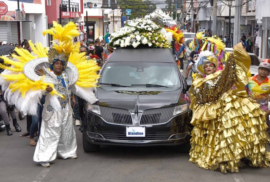 Un desfile de carnaval acompañó al artista hasta su lecho de muerte. Foto: Diario Libre