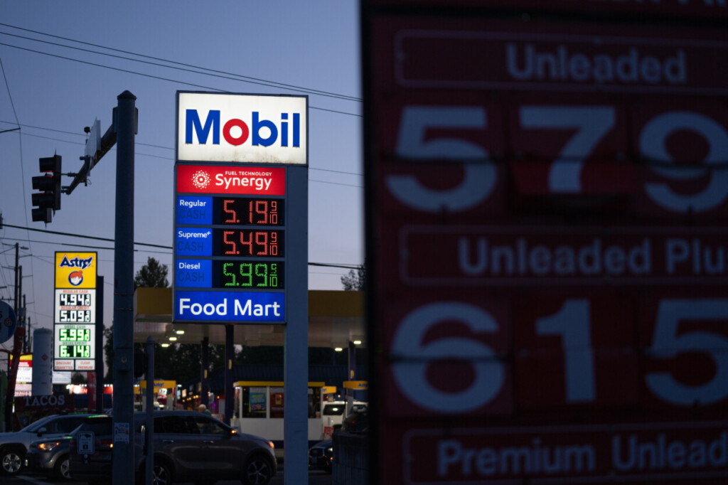Gasolina en Estados Unidos sube 50% por guerra con Irán
