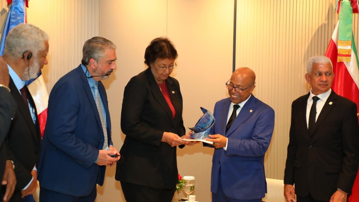 Presidenta de Surinam visita Congreso Nacional