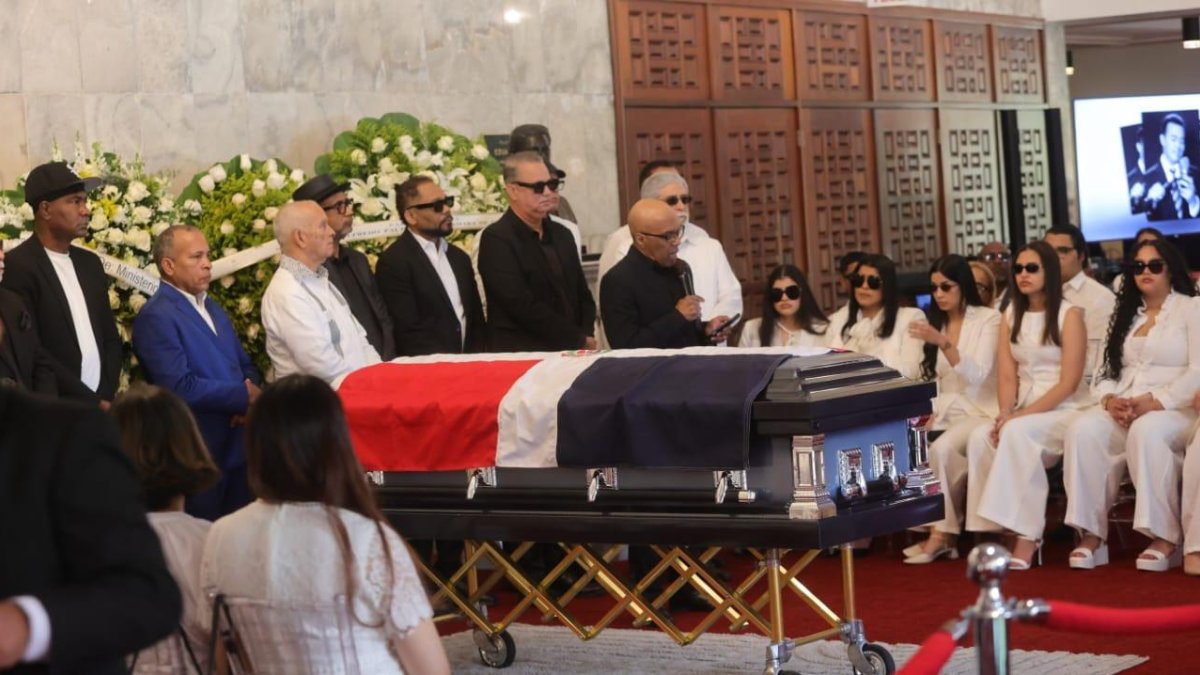 Decenas de personas  llegan al Teatro Nacional  para darle el último  adiós a Alex Bueno