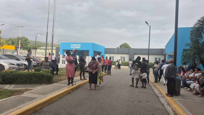 "Volví con las manos vacías": el paro médico deja a decenas de pacientes sin consultas en Barahona