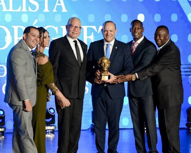 Alcalde Ulises Rodríguez recibe premio como “Personalidad Municipal” en la XI  Premiación Juan Pablo Duarte de FEDODIM