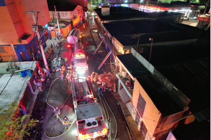 Voraz incendio golpea ebanistería en Gurabito y destruye gran parte del negocio
