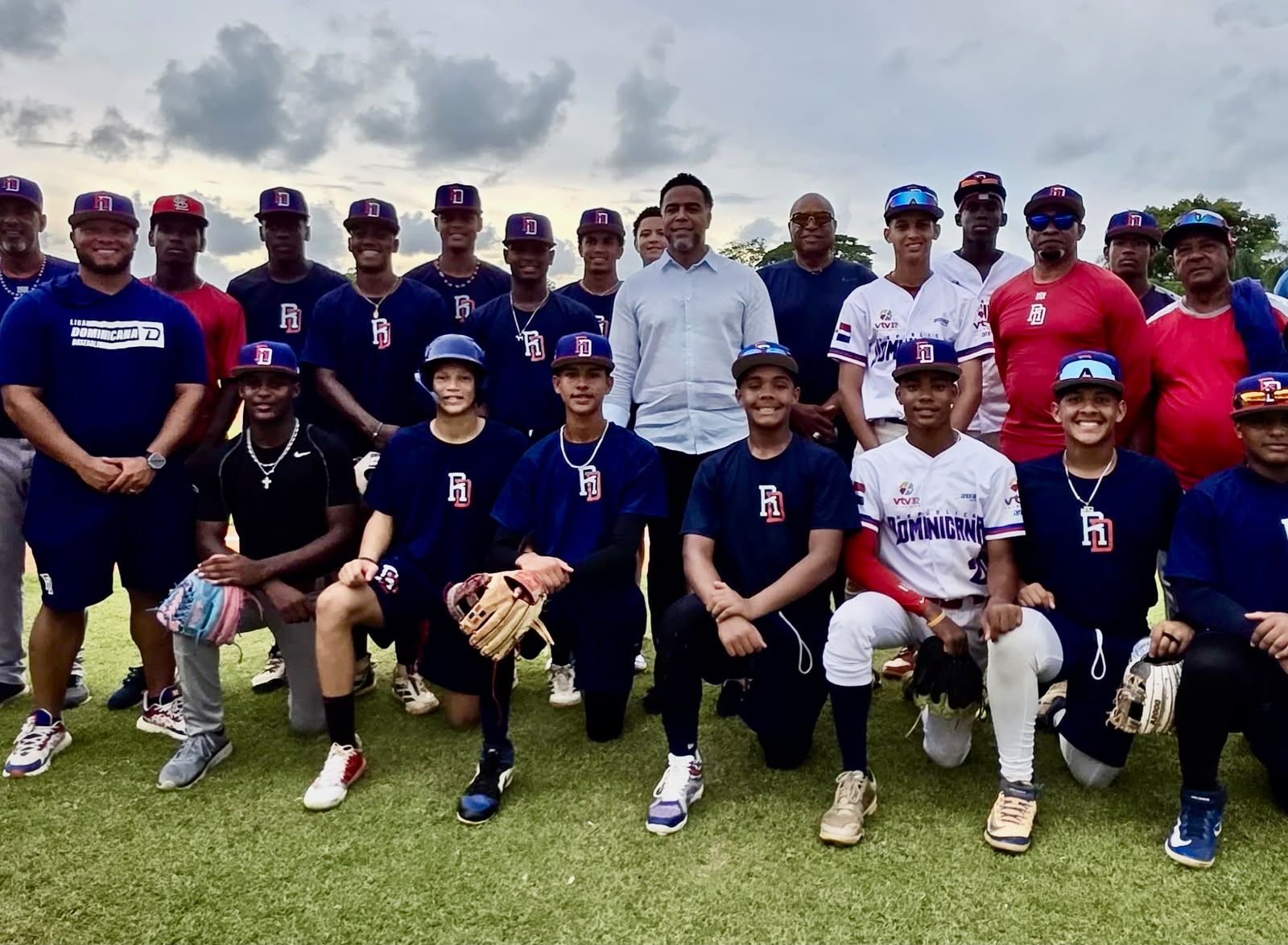 Nelson Cruz lleva mensaje de motivación y exhorta a la selección U15 a representar con orgullo al país