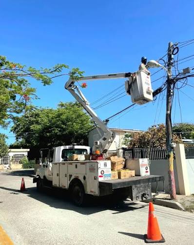 Alcaldía de Barahona continúa mejorando el alumbrado público en distintos sectores