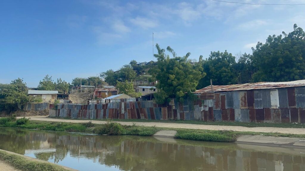 Buscan a hombre desaparecido tras ser visto en canal de riego de Santiago Oeste