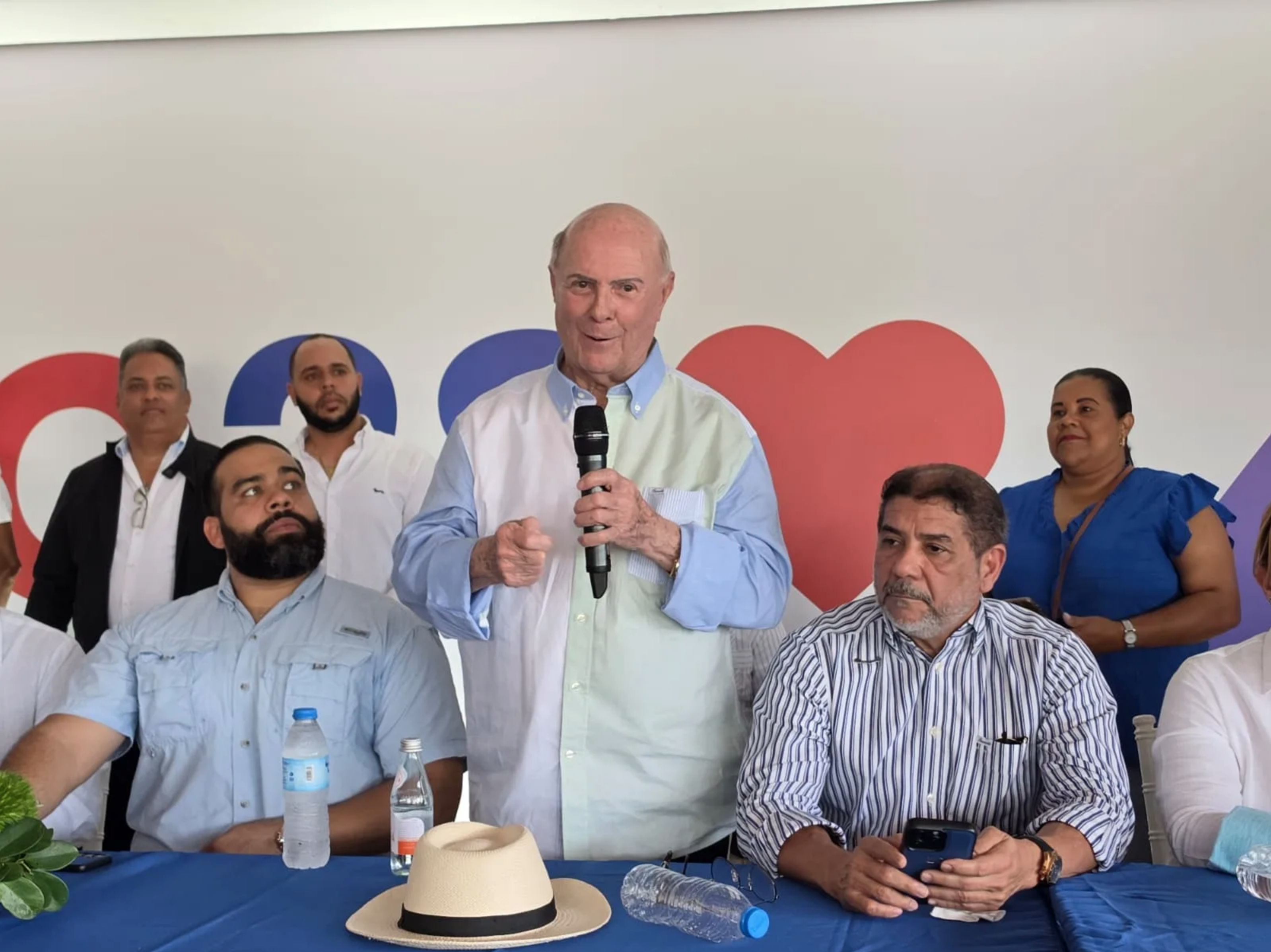Hipólito Mejía se reúne con equipo de Carolina Mejía en Santiago