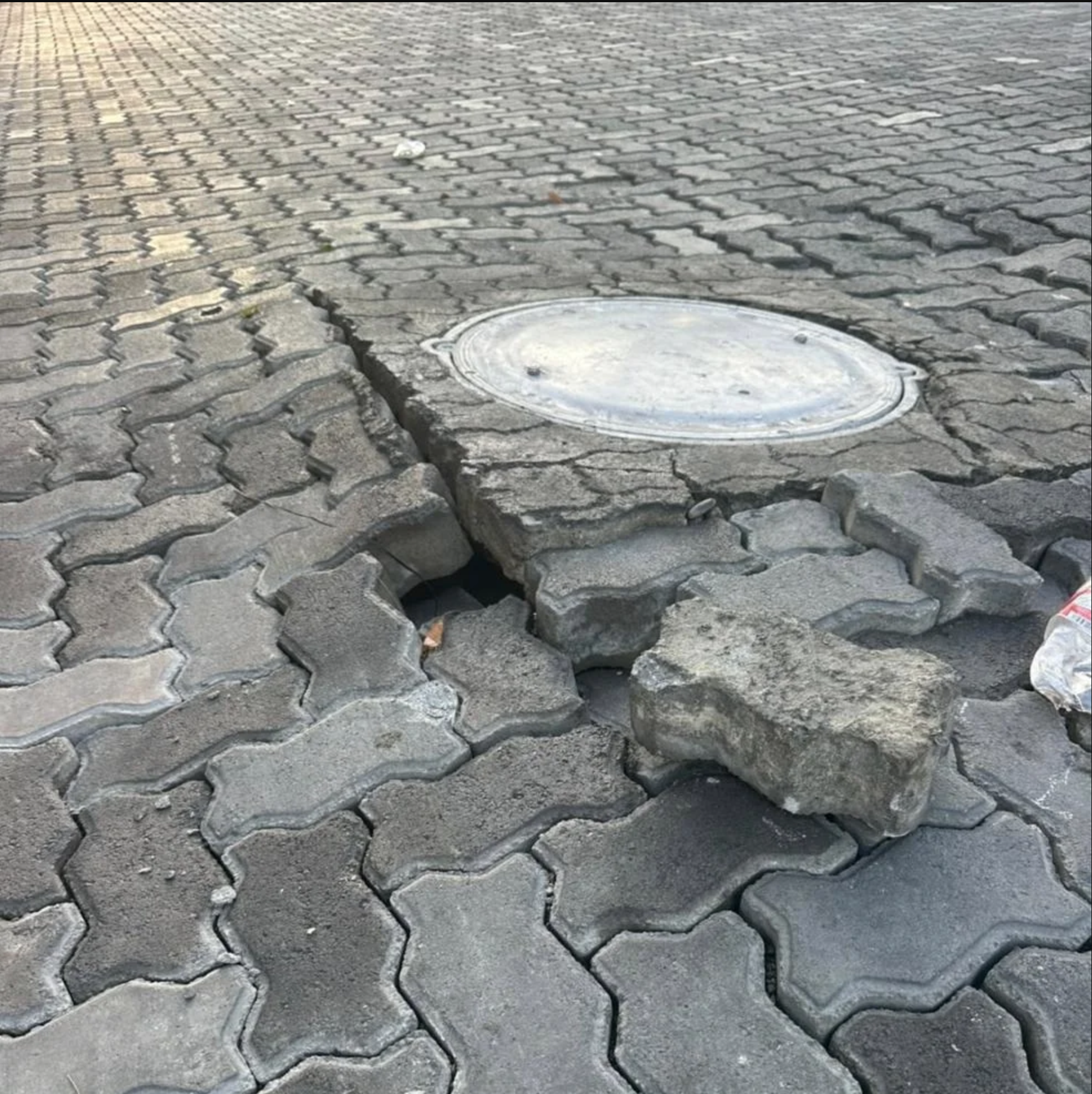 Lluvias Revelan Deterioro en la Calle del Sol a Menos de Tres Meses de su Renovación