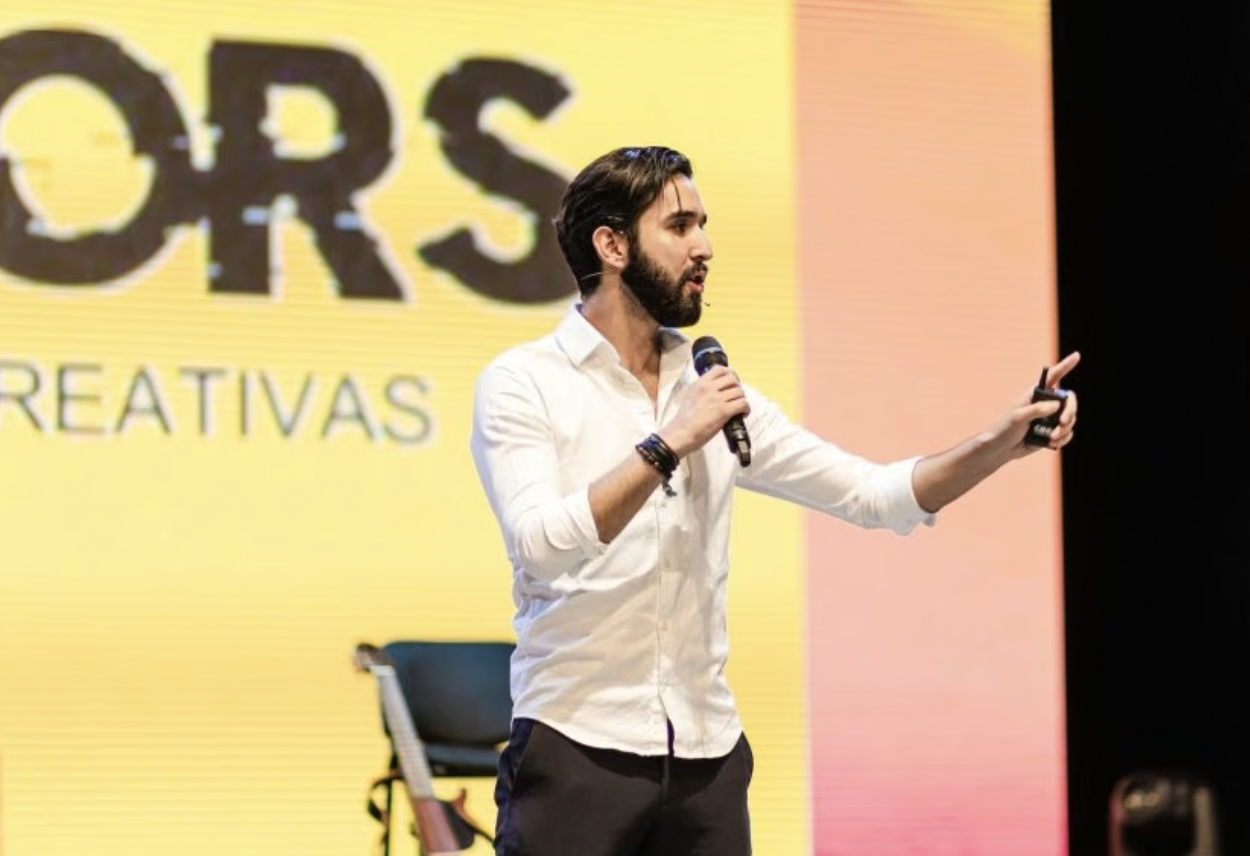 Conferencista mexicano cuestiona los métodos tradicionales de la oratoria y apuesta por una comunicación más natural