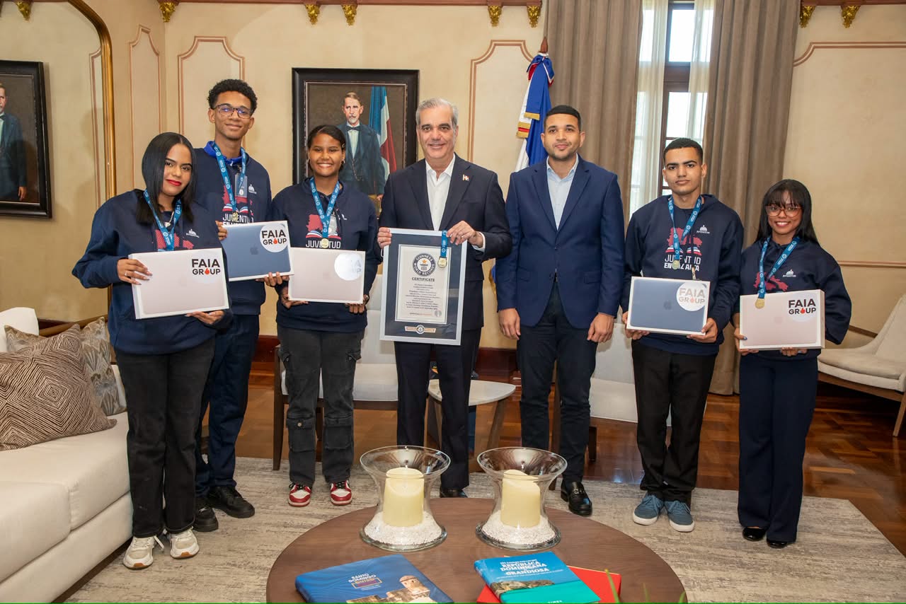 Presidente Abinader recibe a jóvenes que pusieron en alto al país con récord de lectura