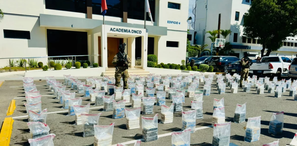 DNCD y DEA ocupan más de una tonelada de cocaína en narcolancha frente a Pedernales; arrestan a tres colombianos