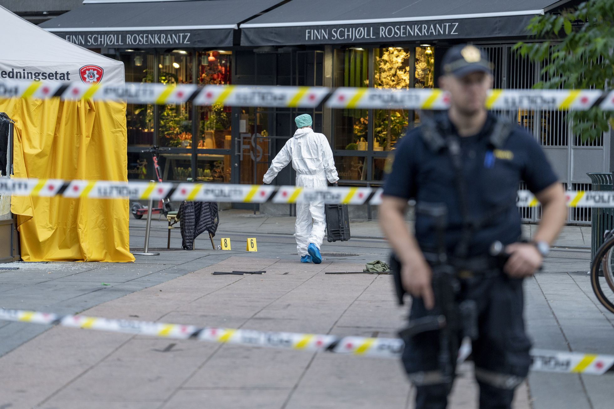 La policía noruega ha detenido al presunto agresor e investiga la agresión como un acto de terrorismo islamista
Agentes de policía trabajaban este sábado a las afueras del bar de Oslo en el que se produjo el ataque. Foto: EFE