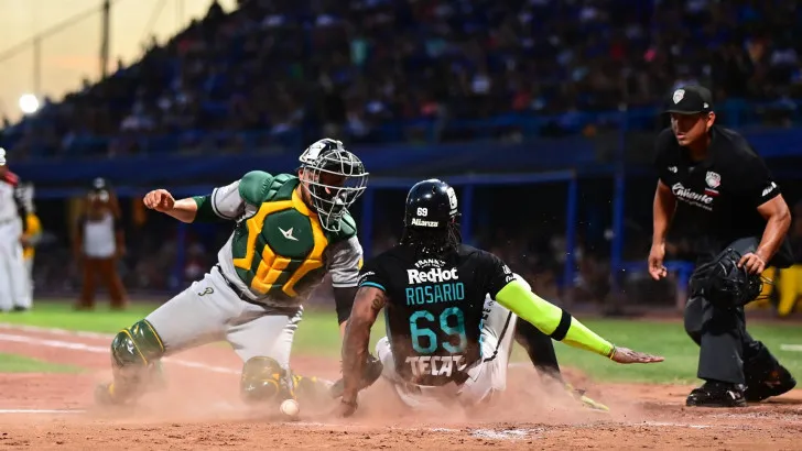 Rainel Rosario (c) barriendo en home durante el juego de estrellas de la Liga Mexicana de Beisbol. Foto: Acento