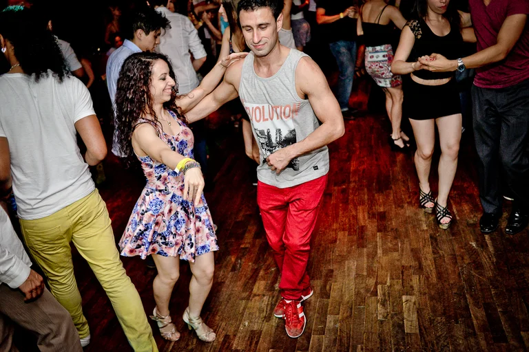 Las personas de mediana edad y mayores que tomaron clases de estos tipos de baile, tienen una memoria más fuerte según un estudio. Foto: Infobae