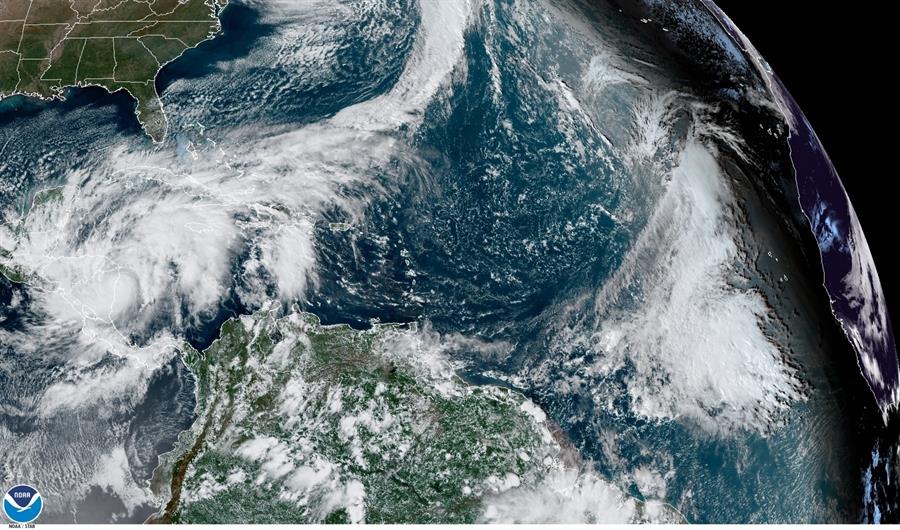 El potencial ciclón tropical se encuentra ya en el suroeste del mar Caribe. Foto: Forbes Centroamérica