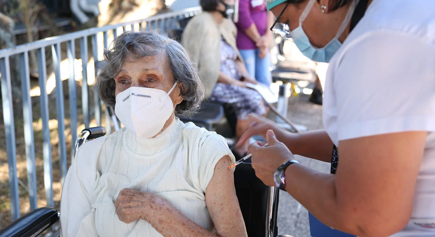 Envejecientes y personas con otras enfermedades deben dar prioridad a vacunarse contra el COVID-19. Foto: PAHO