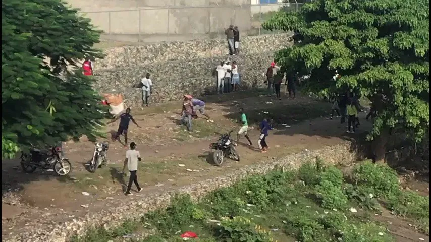 Decenas-de-haitianos-se-manifiestan-en-la-frontera-lanzando-piedras