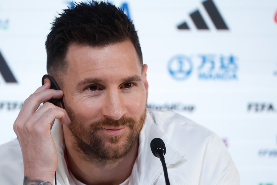DOHA (CATAR), 21/11/2022.- El delantero de la selección argentina Leo Messi ofrece una rueda de prensa en la Universidad de Catar, en Doha, este lunes, en la víspera del encuentro del grupo C del Mundial de Qatar 2022 ante la selección de Arabia Saudí. EFE/Juan Ignacio Roncoroni