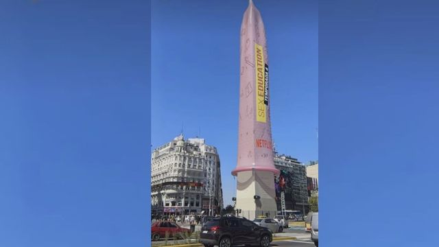 polemica-en-argentina-tras-cubrir-con-un-condon-gigante-el-obelisco