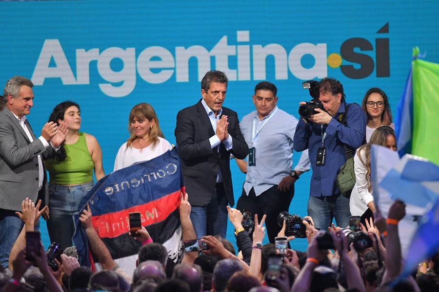 AME9854. BUENOS AIRES (ARGENTINA), 22/10/2023.- El candidato presidencial Sergio Massa habla tras conocerse los resultados de la primera vuelta de las elecciones argentinas, hoy, en Buenos Aires (Argentina). El aspirante peronista a la Presidencia de Argentina, Sergio Massa, el candidato mas votado en los comicios de este domingo, se comprometió a formar un Gobierno de unidad en caso de ganar la segunda vuelta de las elecciones el 19 de noviembre. EFE/ Enrique García Medina