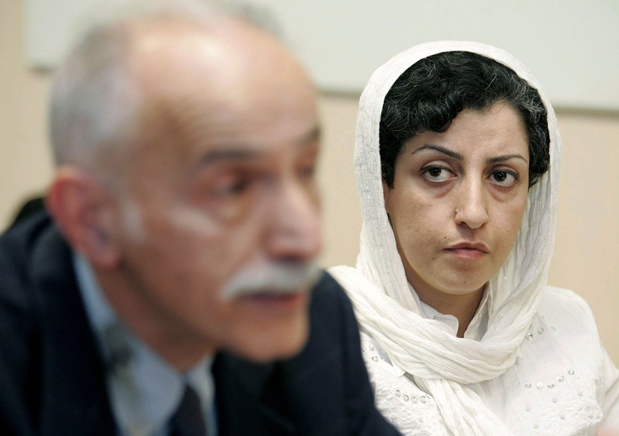 GEN307 GINEBRA (SUIZA), 09/06/2008.- La activista iraní pro-derechos humanos Narges Mohammadi (d) y el relator especial de la ONU para los derechos humanos en Irán, Karim Lahidji, comparecen en una rueda de prensa en Ginebra, Suiza, para informar sobre la situación en la zona, hoy, lunes 9 de junio. EFE/Magali Girardin.