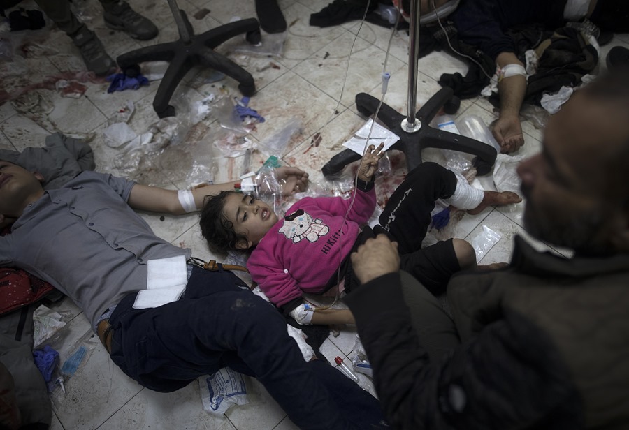 Gaza (---), 05/12/2023.- Children wounded in Israeli air strikes on southern Gaza lie on the floor at Nasser Hospital in Khan Yunis, southern Gaza Strip, 05 December 2023. Israeli forces resumed military strikes on Gaza after a week-long truce ended on 01 December. More than 15,500 Palestinians and at least 1,200 Israelis have been killed, according to the Palestinian Ministry of Health and the Israel Defense Forces (IDF), since Hamas militants launched an attack against Israel from the Gaza Strip on 07 October, and the Israeli operations in Gaza and the West Bank which followed it. EFE/EPA/HAITHAM IMAD