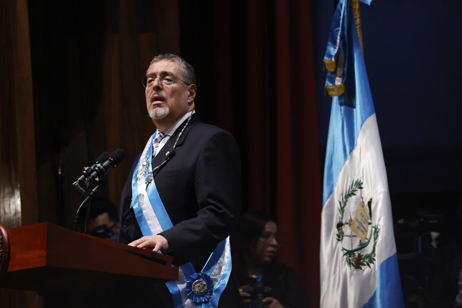 El nuevo presidente de Guatemala, Bernardo Arévalo de León habla durante su ceremonia de investidura en el Centro Cultural Miguel Ángel Asturias, en Ciudad de Guatemala (Guatemala). EFE/ David Toro
