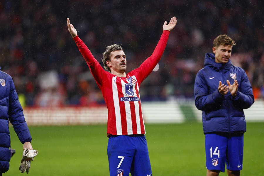 Atletico Madrid´s Antoine Griezmann celebrates the victory after the Spanish King's Cup round of 16 soccer match between Atletico Madrid and Real Madrid in Madrid, Spain, 18 January 2024. EFE/Rodrigo Jimenez