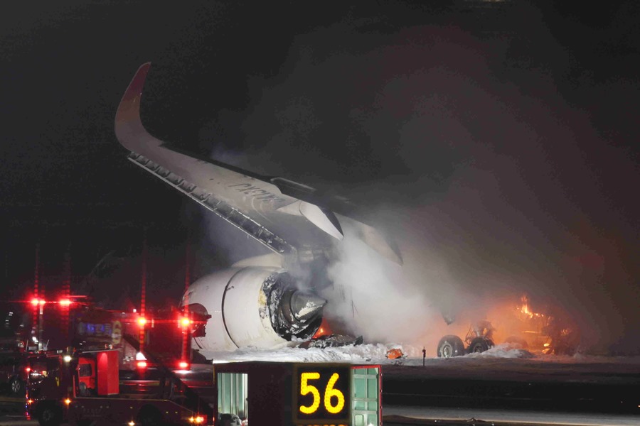 Tokyo (Japan), 01/01/2024.- Firefighters continue to work after a Japan Airline (JAL) passenger plane bursts into flames on the tarmac at Haneda Airport in Tokyo, Japan, 02 January 2024. The airplane carrying 367 passengers and 12 crew crashed with a Japan Coast Guard plane transporting relief supplies for earthquake disaster area. All passengers and crew on board the passenger plane evacuated safely. According to the Metropolitan Police Department, five of the six crew on board the Japan Coast Guard aircraft, excluding the captain, were confirmed dead. (Terremoto/sismo, Japón, Tokio) EFE/EPA/JIJI PRESS JAPAN OUT EDITORIAL USE ONLY/