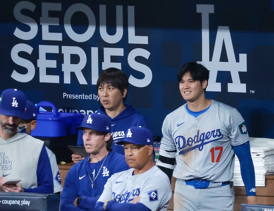 Seoul (Korea, Republic Of), 20/03/2024.- Los Angeles Dodgers star player Shohei Ohtani (R) and his interpreter Ippei Mizuhara (C) look at the Dodgers' MLB season-opening game against the San Diego Padres in Seoul, South Korea, 20 March 2024 (issued 21 March 2024). According to reports on Major League Baseball website, Los Angeles Dodgers designated hitter Shohei Ohtani's translator and close friend, Ippei Mizuhara, has been fired by the LA Dodgers following accusations from Ohtani's lawyers. Ohtani's legal team has claimed that Mizuhara allegedly used Ohtani's funds for betting activities with an illegal bookmaker, who is currently under federal investigation. (Corea del Sur, Seúl) EFE/EPA/JIJI PRESS JAPAN OUT EDITORIAL USE ONLY/