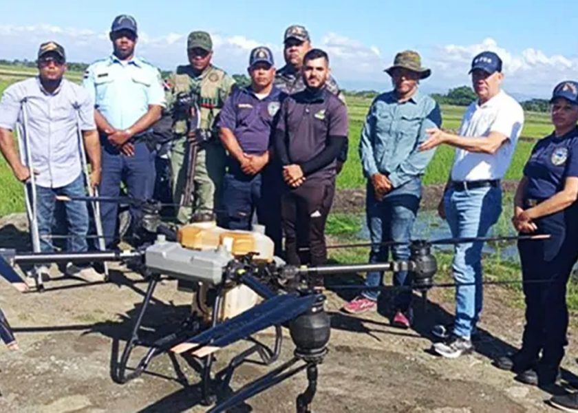 PolicĂa apresa a dos hombres por aplicaciĂłn de pesticidas con un dron cerca de una escuela en San Francisco de MacorĂs