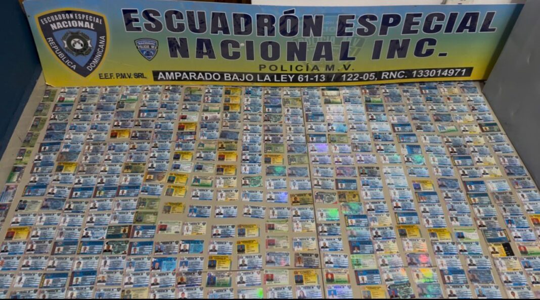 Desmantelan una red de falsificación con cientos de certificaciones policiales y militares en La Romana