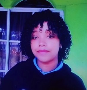 Adolescente fallece electrocutada por usar su celular mientras este cargaba